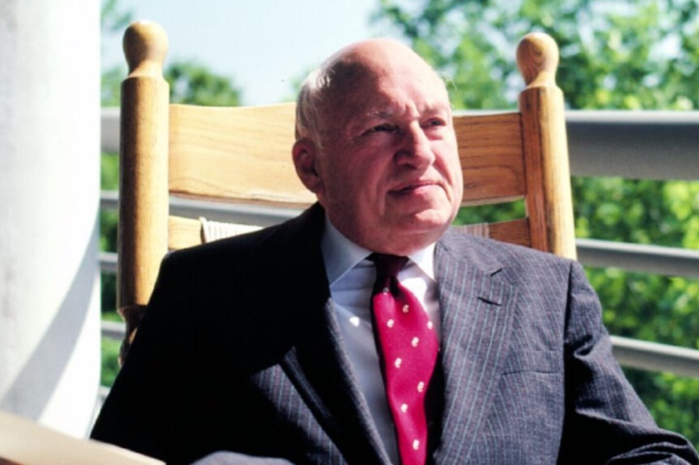 Una foto de S. Truett Cathy sentado en una mecedora.