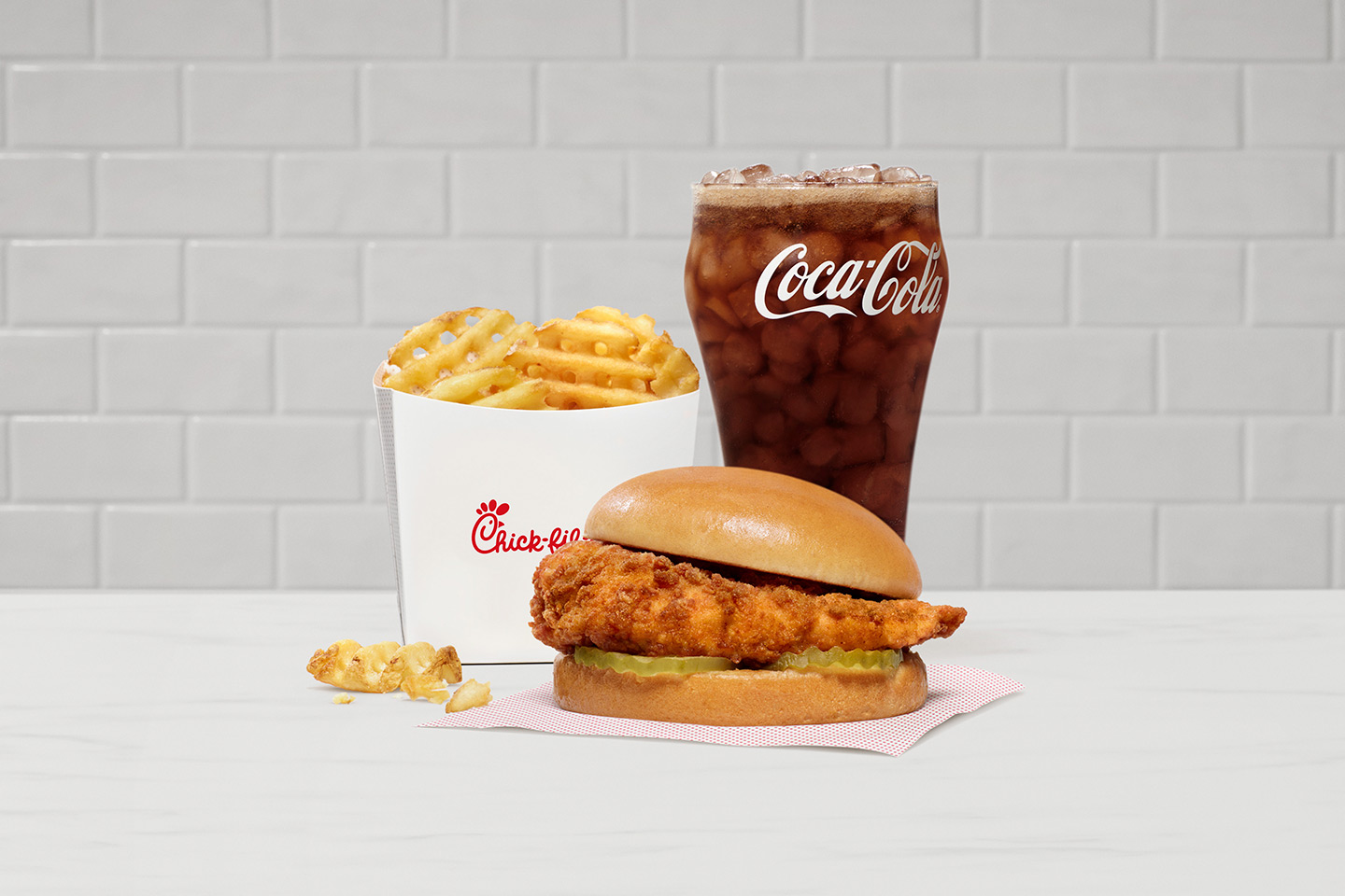 Sándwich de Pollo Chick-fil-A®, Waffle Fries y un vaso de Coca Cola