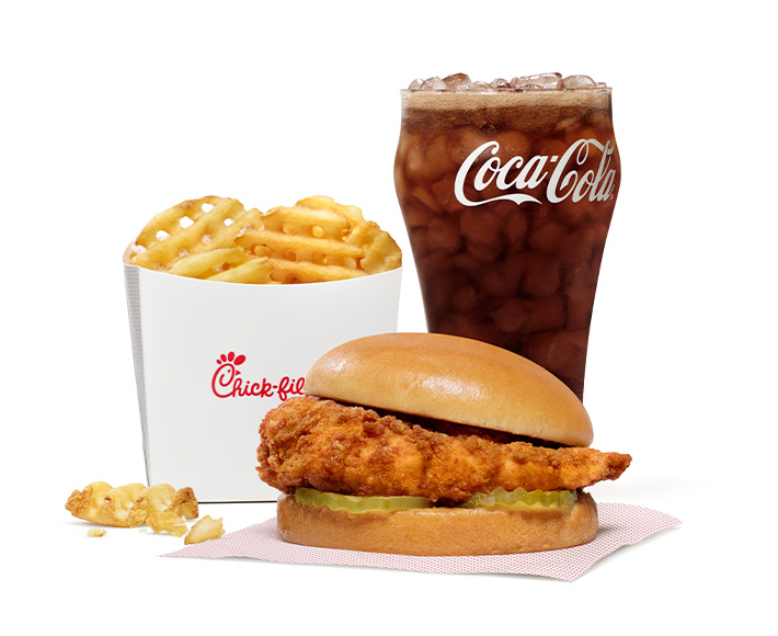 Sándwich de Pollo Chick-fil-A®, Waffle Fries y un vaso de Coca Cola en un fondo blanco