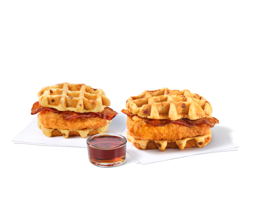Chicken & Waffles Breakfast Sandwich y Chicken & Waffles Sandwich servido con una porción de syrup clásico