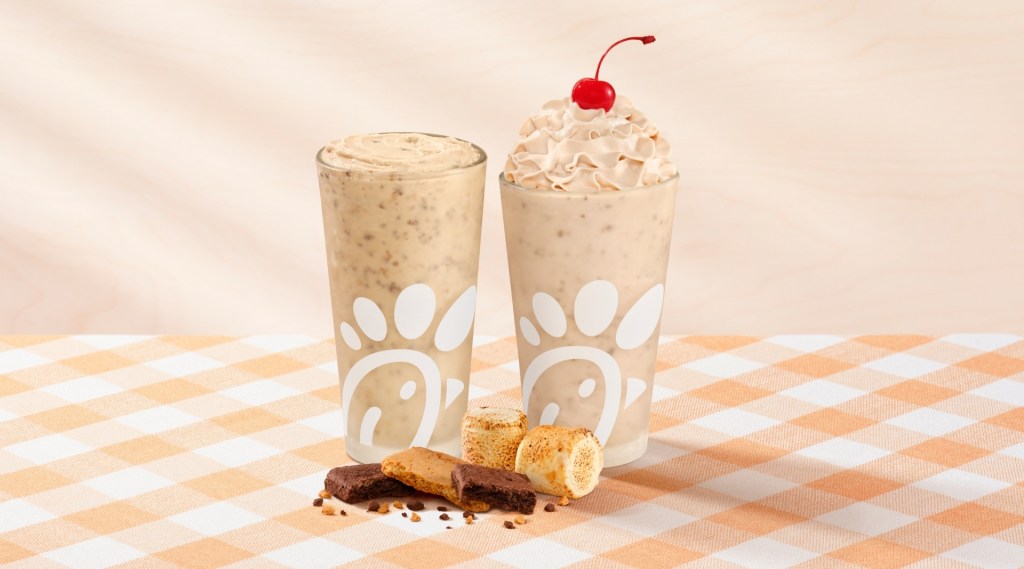 Café Frosted de S’mores y Batida de S’mores, preparadas con syrup de marshmallow tostado y trocitos de galletas de chocolate y graham.
