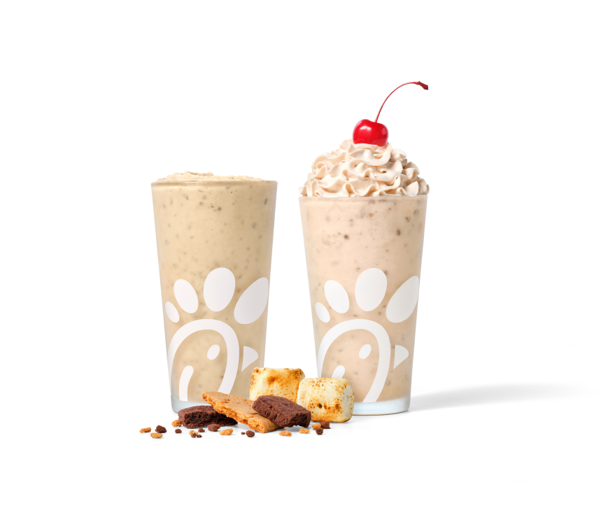 Café Frosted de S’mores y Batida de S’mores, preparadas con syrup de marshmallow tostado y trocitos de galletas de chocolate y graham.