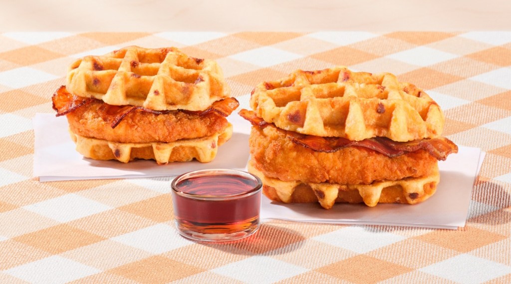 Chicken & Waffles Breakfast Sandwich y Chicken & Waffles Sandwich servido con una porción de syrup clásico